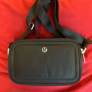 Lululemon Crossbody Camera Bag 2L - Black/Silver